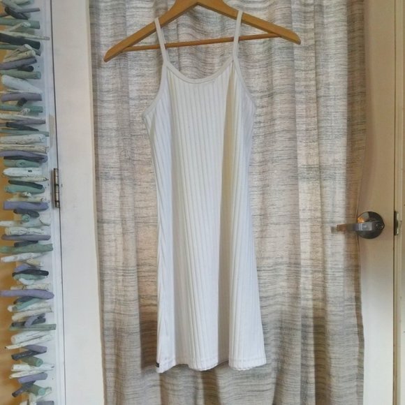 Vintage Y2K White Ribbed Slimming Tank Top - Picture 2 of 9